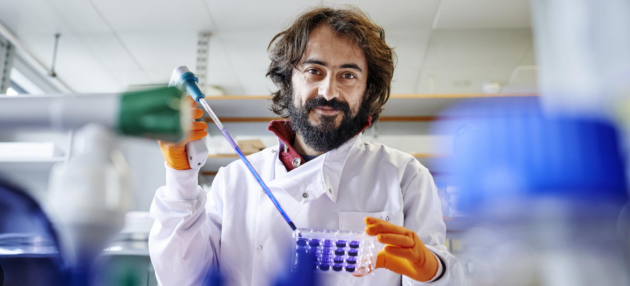 Someone handling samples a laboratory.