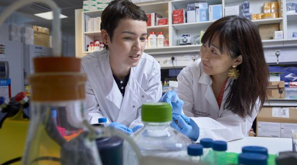 Two dementia researchers in the lab